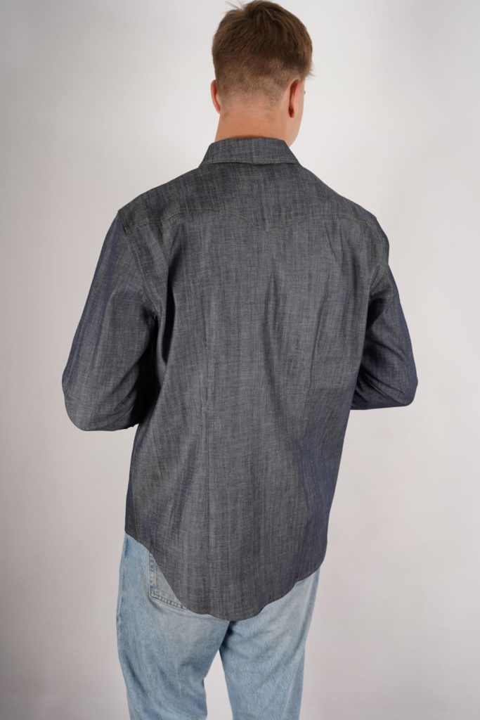 Schmales Blaumann Jeans-Hemd hinten (Studioaufnahme)