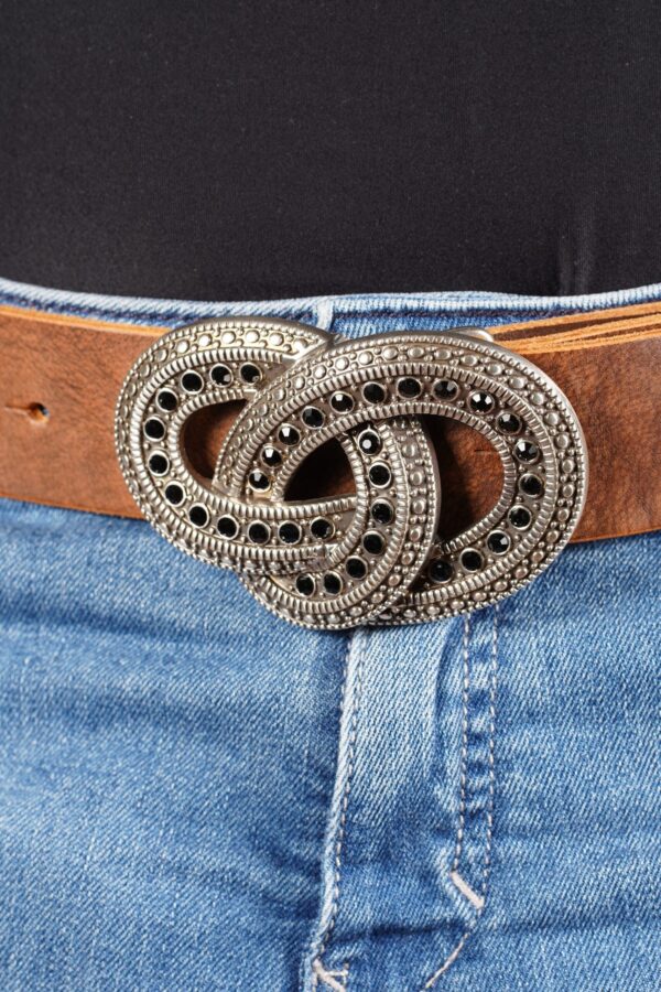 bMS Knoten mit schwarzem Strass 4cm Ledergürtel SAND - an heller Jeans und schwarzem Shirt (Ausschnitt) bMS Knoten mit schwarzem Strass 4cm Ledergürtel SAND - an heller Jeans und schwarzem Shirt (Ausschnitt)