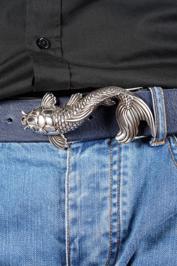 bMS Koi 4cm Ledergürtel BROKEN NAVY - an schwarzer Jeans und schwarzem Hemd (Ausschnitt) bMS Koi 4cm Ledergürtel BROKEN NAVY - an schwarzer Jeans und schwarzem Hemd (Ausschnitt)