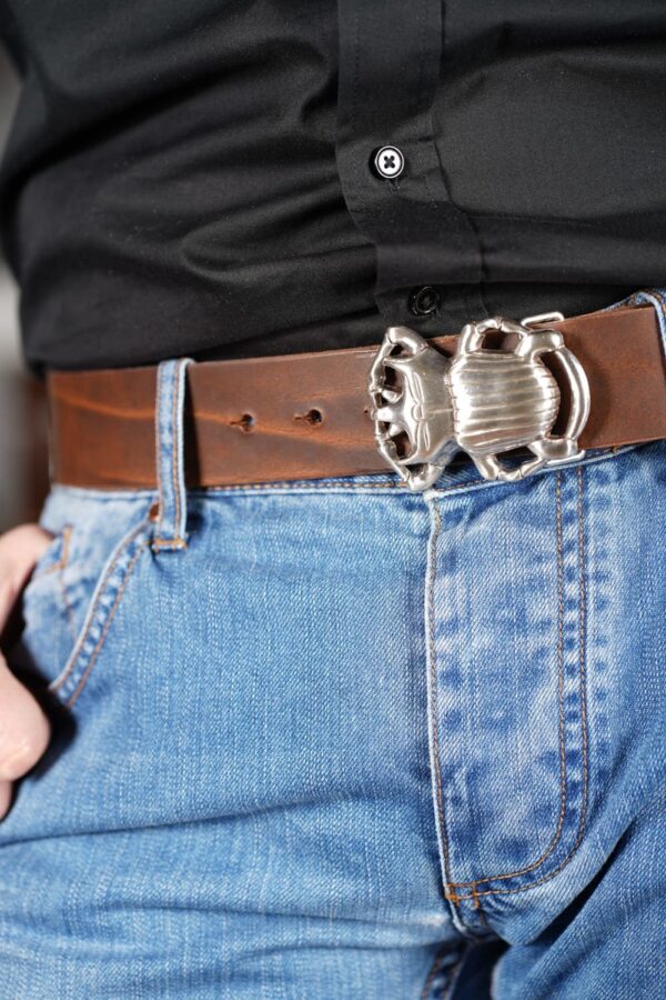 bMS Skarabäus 4cm Ledergürtel BROWN DESERT - an heller Jeans und schwarzem Hemd bMS Skarabäus 4cm Ledergürtel BROWN DESERT - an heller Jeans und schwarzem Hemd