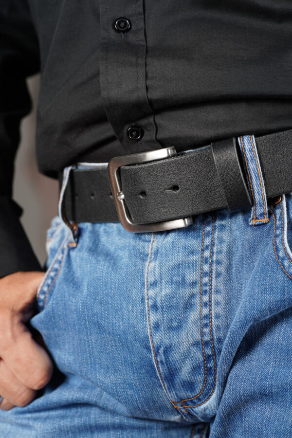 bMS Edelstahl matt 4cm Ledergürtel SOFT BLACK - an heller Jeans und schwarzem Hemd bMS Edelstahl matt 4cm Ledergürtel SOFT BLACK - an heller Jeans und schwarzem Hemd