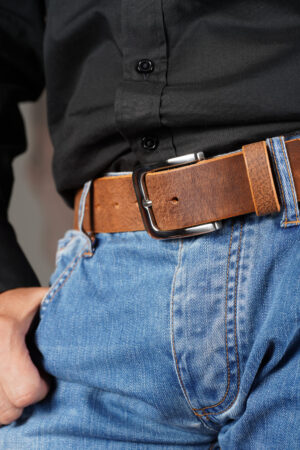 bMS Edelstahl poliert 4cm Ledergürtel BROKEN CLAY - an heller Jeans und schwarzem Hemd