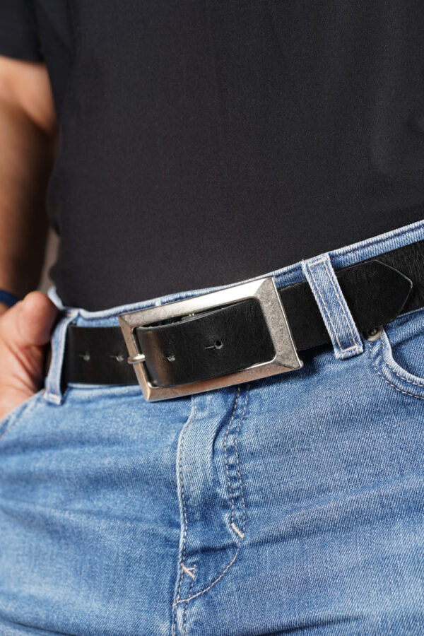 bMS Rechteckige Dornschließe 3cm Ledergürtel PURE BLACK gerollt - an heller Jeans und schwarzem Shirt bMS Rechteckige Dornschließe 3cm Ledergürtel PURE BLACK gerollt - an heller Jeans und schwarzem Shirt