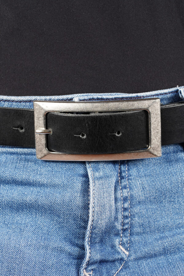 bMS Rechteckige Dornschließe 3cm Ledergürtel PURE BLACK gerollt - an heller Jeans und schwarzem Shirt (Ausschnitt) bMS Rechteckige Dornschließe 3cm Ledergürtel PURE BLACK gerollt - an heller Jeans und schwarzem Shirt (Ausschnitt)