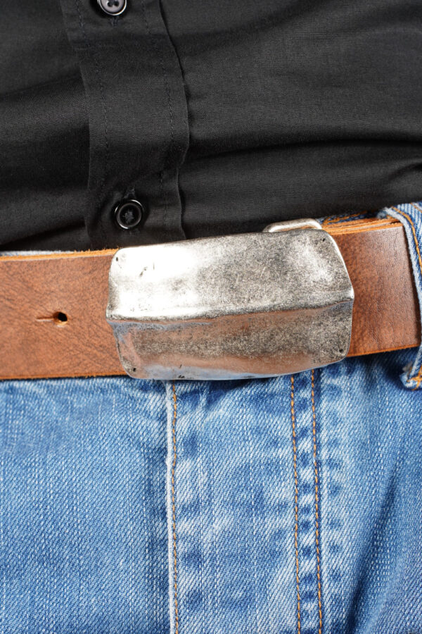 bMS Schild 4cm Ledergürtel BROKEN CLAY - an heller Jeans und schwarzem Hemd (Ausschnitt) bMS Schild 4cm Ledergürtel BROKEN CLAY - an heller Jeans und schwarzem Hemd (Ausschnitt)