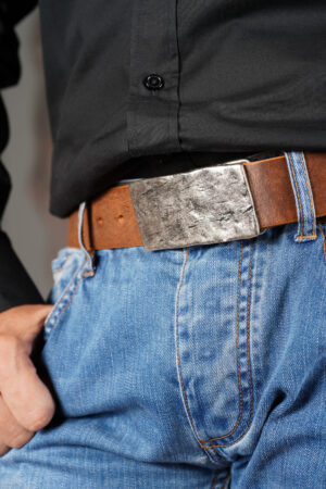 bMS Scratches 4cm Ledergürtel BROKEN CLAY - an heller Jeans mit schwarzem Hemd