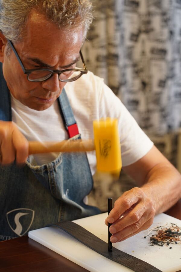 Löcher in Gürtelriemen einschlagen Löcher in Gürtelriemen einschlagen