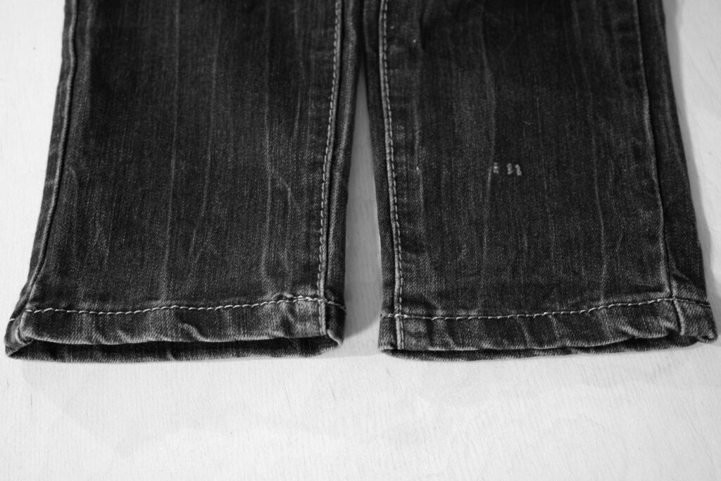 Jeans kürzen mit Originalsaum - Ausgangssituation - beide Beinenden im Originalzustand