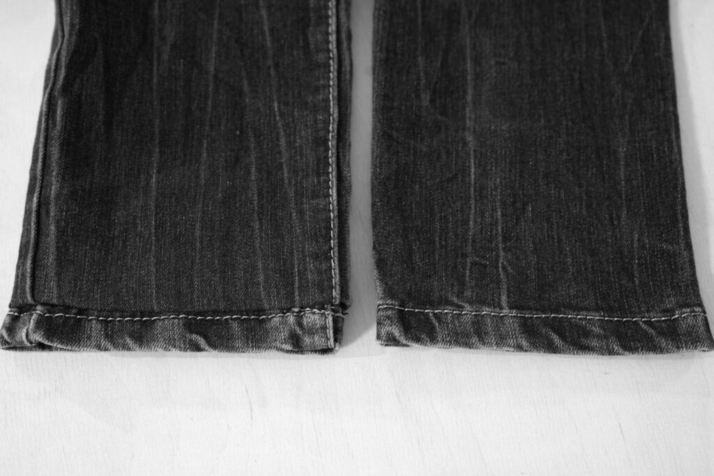 Jeans kürzen mit Originalsaum: links das gekürzte Bein, rechts in Originallänge