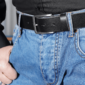 bMS Edelstahl matt 3.5cm Ledergürtel BLACK an heller Jeans und schwarzem Hemd