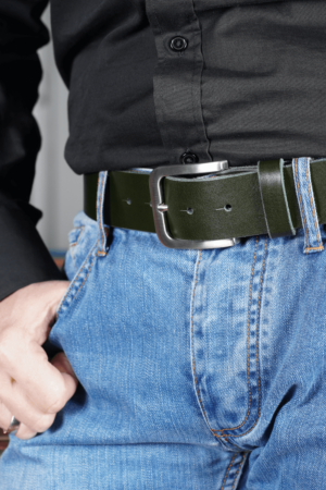 bMS Edelstahl matt 4cm Ledergürtel BRITISH RACING GREEN an heller Jeans