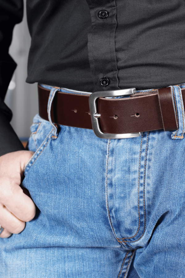 bMS Edelstahl matt 4cm Ledergürtel DARK CHOCOLATE an heller Jeans bMS Edelstahl matt 4cm Ledergürtel DARK CHOCOLATE an heller Jeans