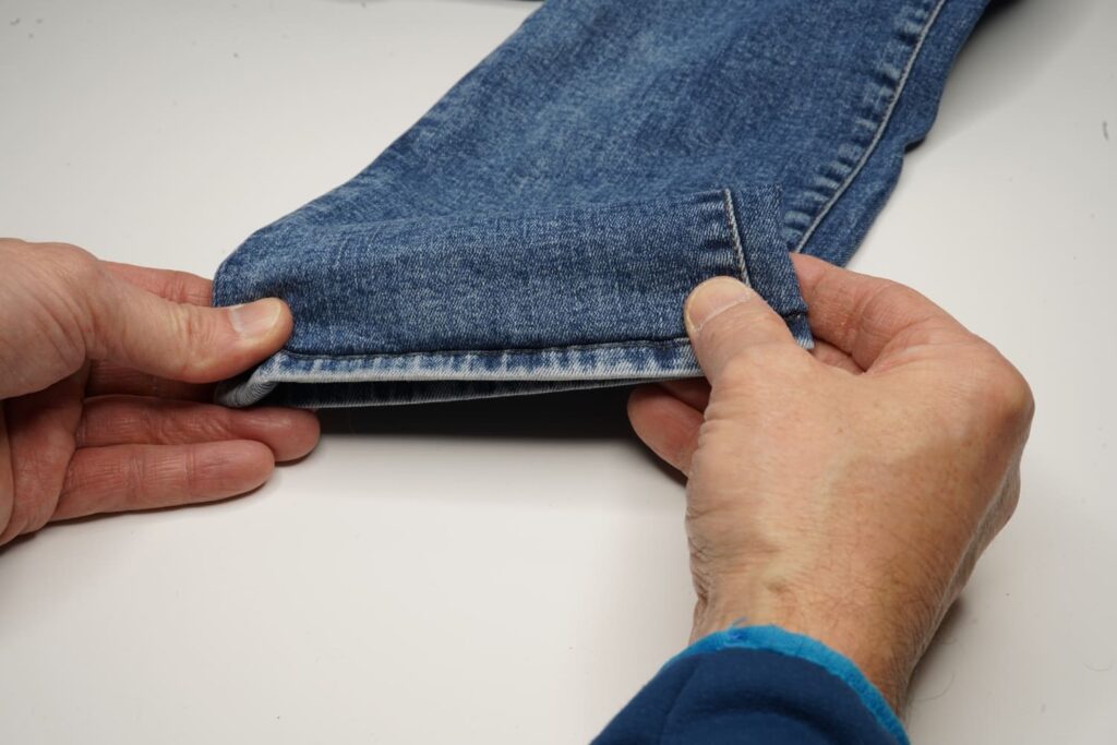 Jeans kürzen mit Originalsaum - Saum nach dem Umnähen glattziehen