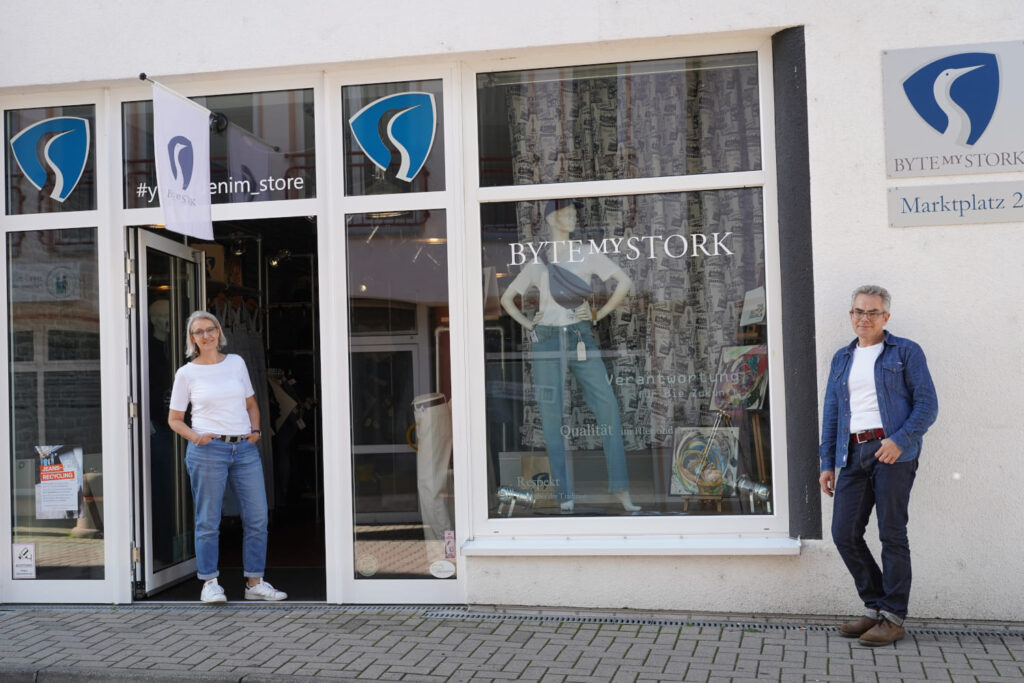 byteMyStork Ladengeschäft in Bad Vilbel - Barbara und Marco vorm Laden