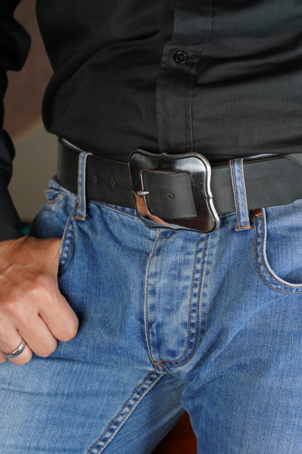 bMS Jeremiah Watt Center bar buckle rund 4cm DARK NAVY an heller Jeans und schwarzem Hemd bMS Jeremiah Watt Center bar buckle rund 4cm DARK NAVY an heller Jeans und schwarzem Hemd