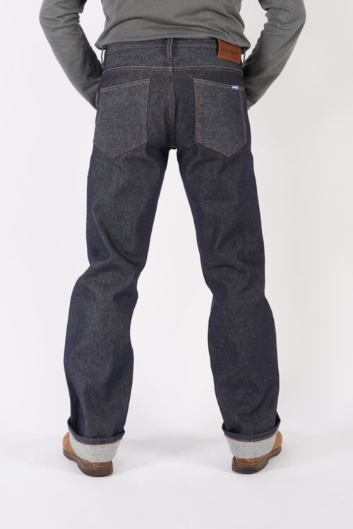 Gerader Blaumann hoch 13.5oz hinten mit nach vorne verschränkten Armen