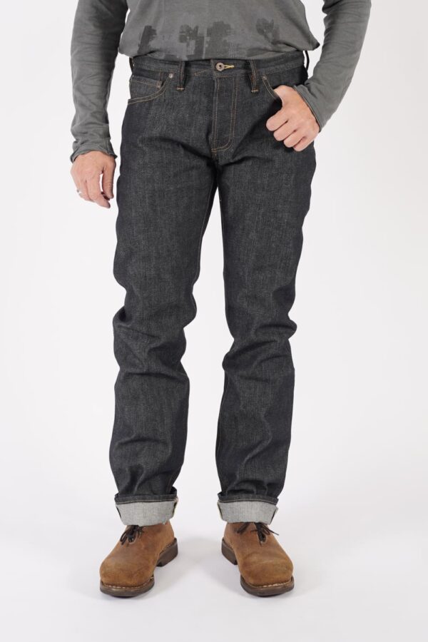 Tellason Ladbroke Grove frontal mit linker Hand an der Tasche