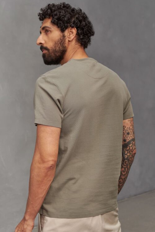 About Companions LIRON t-shirt eco pique dusty olive hinten