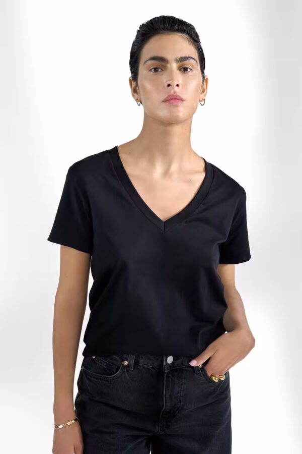 Bread & Boxers V-Neck regular Black frontal