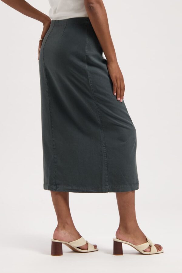Kuyichi Hanna Tencel Wrap Skirt Woodland Grey rechte Seite mit aufgelegter Hand Kuyichi Hanna Tencel Wrap Skirt Woodland Grey rechte Seite mit aufgelegter Hand