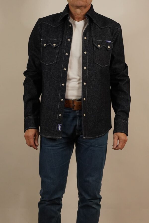 Schmales Blaumann Jeanshemd Haifischpatte geöffnet frontal
