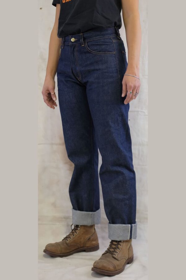 Hens Teeth Jeans Tent Selvedge Denim Woman schräg vorne Hens Teeth Jeans Tent Selvedge Denim Woman schräg vorne