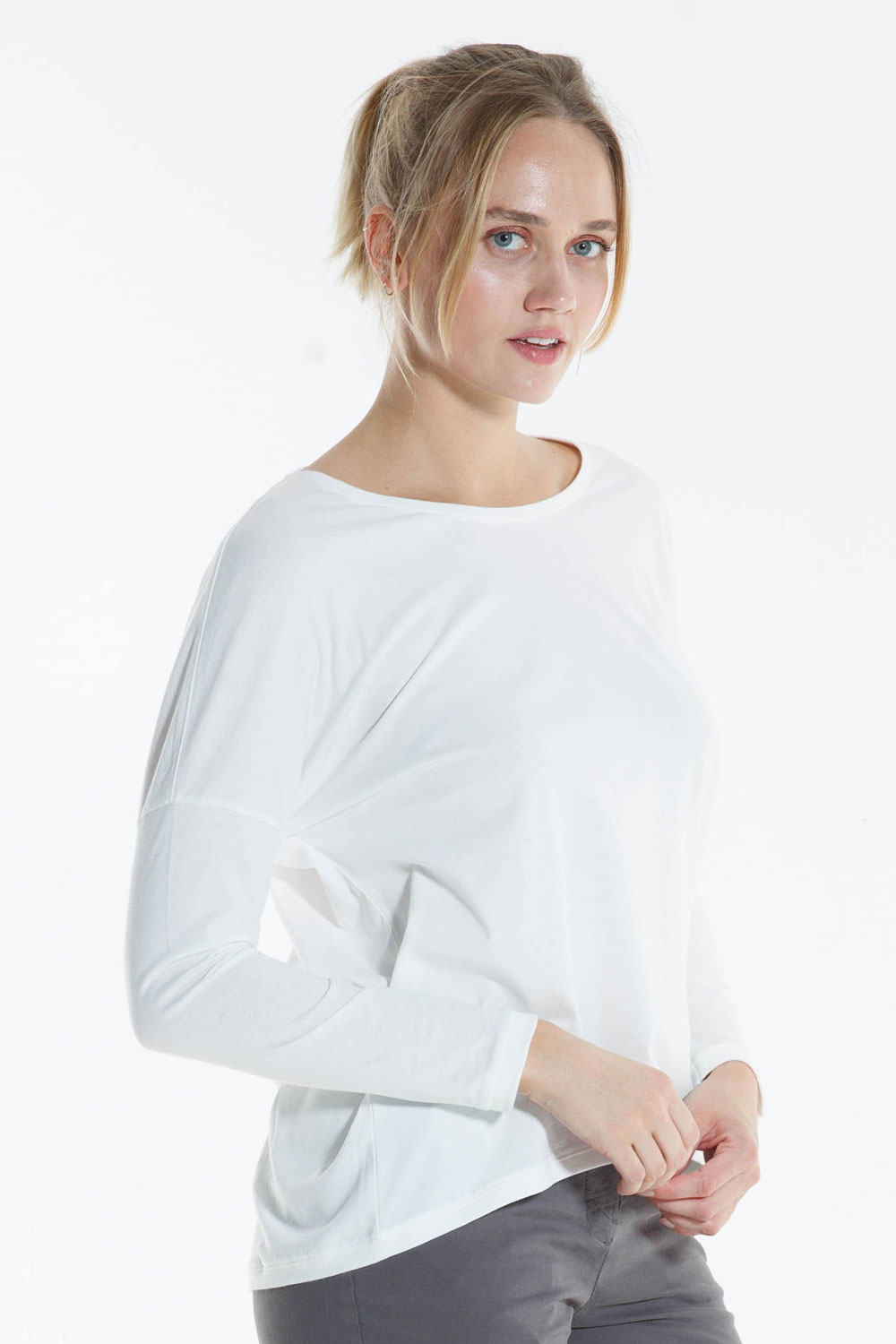 Alma & Lovis Loose Shirt white schräg